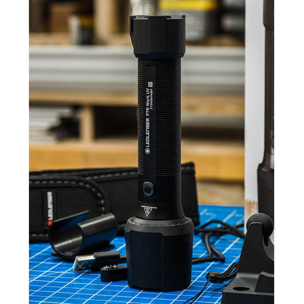 Ledlenser P7R Work UV - LED oplaadbaar met extra UV-zaklamp, superhelder 1200 lumen, waterbestendig, vlekdetectie, UV-zaklamp 365 nm, professionele zoeklichtzaklamp, tot 60 uur batterij Ledlenser P7R Work UV - LED oplaadbaar met extra UV-zaklamp, superhelder 1200 lumen, waterbestendig, vlekdetectie, UV-zaklamp 365 nm, professionele zoeklichtzaklamp, tot 60 uur batterij